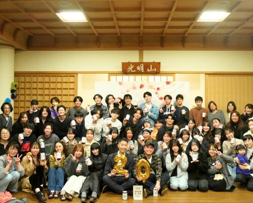 調布市立石原小学校の卒業生が20歳で集まりタイムカプセルを開封した2026年3月の開封式
