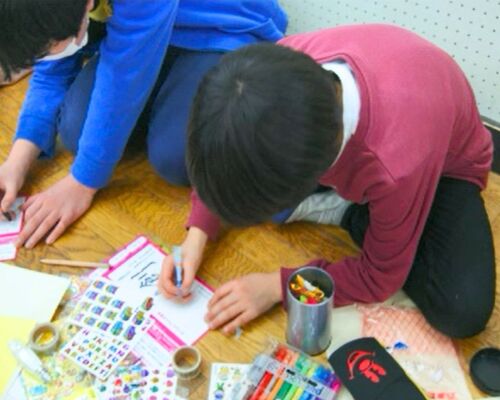 2017年度調布市立石原小学校の児童が卒業記念のタイムカプセルに残すメッセージを作っている様子