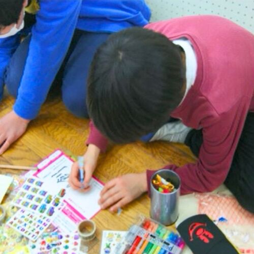 2017年度調布市立石原小学校の児童が卒業記念のタイムカプセルに残すメッセージを作っている様子