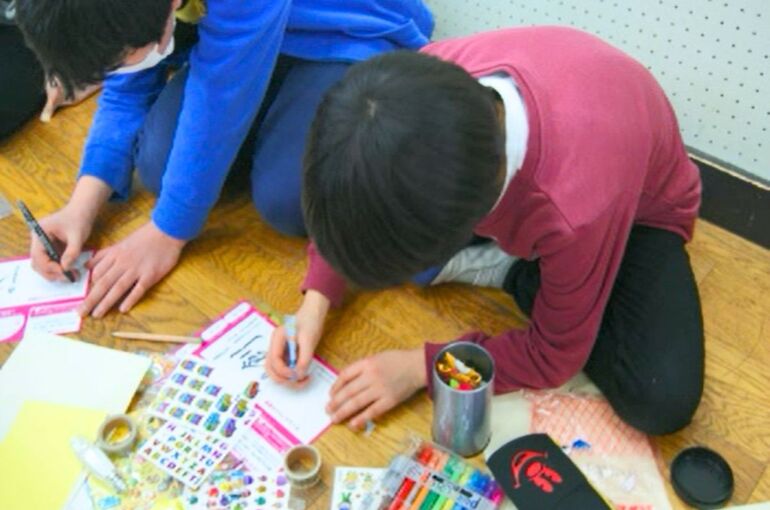 2017年度調布市立石原小学校の児童が卒業記念のタイムカプセルに残すメッセージを作っている様子